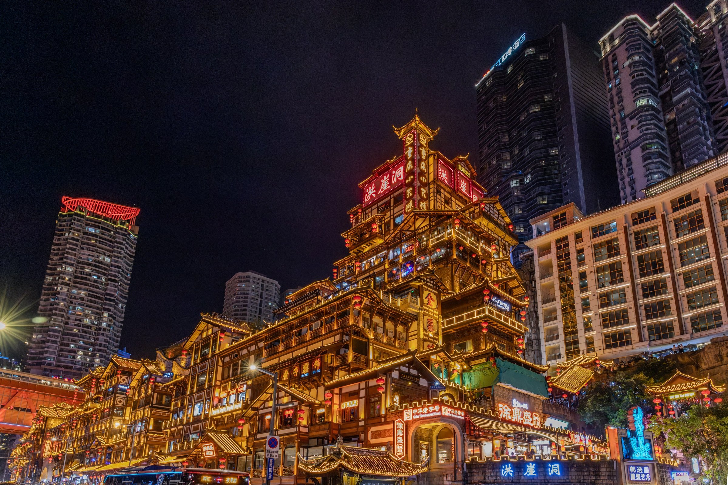 夜幕下灯火通明的重庆洪崖洞建筑群
